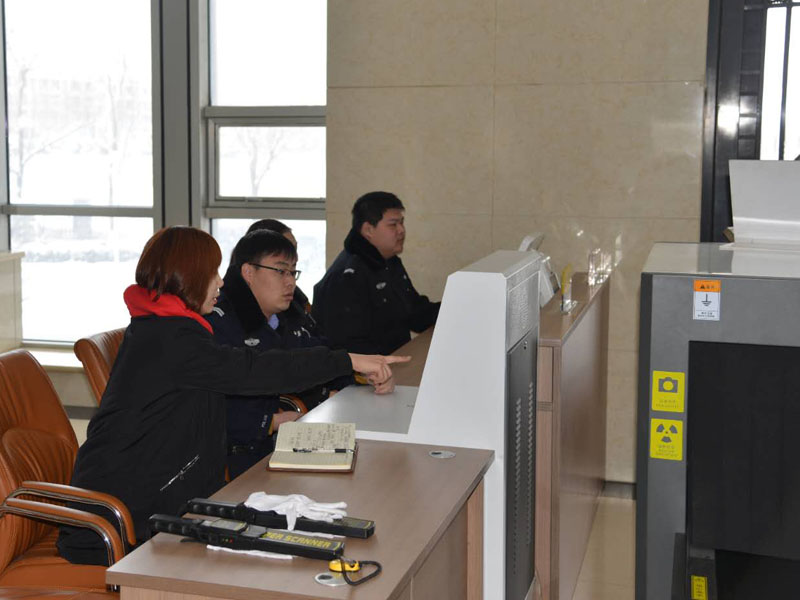 圖一，記者在安檢處體驗安檢工作