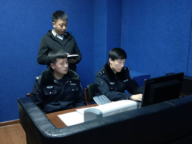 記者跟隨民警詢問(wèn)嫌疑人