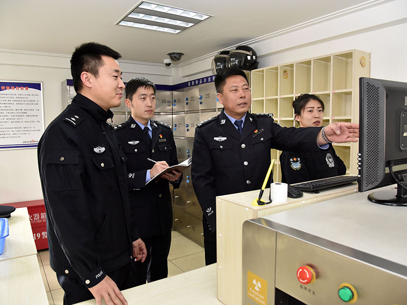 孟凡彪（右二）指導(dǎo)同事進(jìn)行安檢