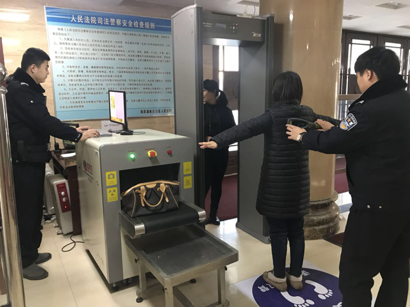 法警對(duì)當(dāng)事人例行安檢1