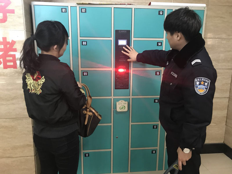 法警禮貌熱情教授儲(chǔ)物柜使用方法