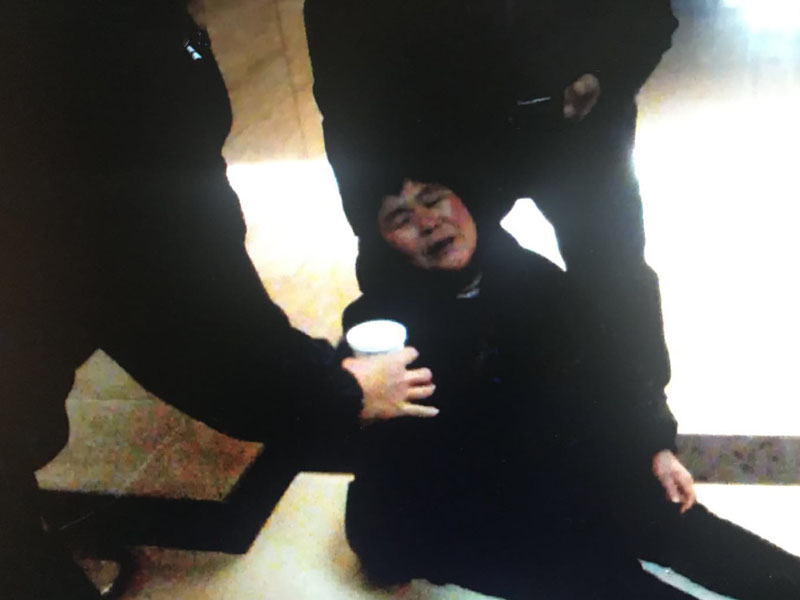 大娘心臟病突發(fā)倒地現(xiàn)場(chǎng)(視頻截圖)