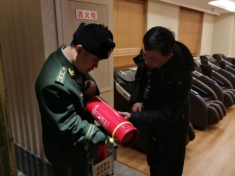 記者與鐵東大隊(duì)的消防官兵一起到人員密集場(chǎng)所開展消防安全檢查