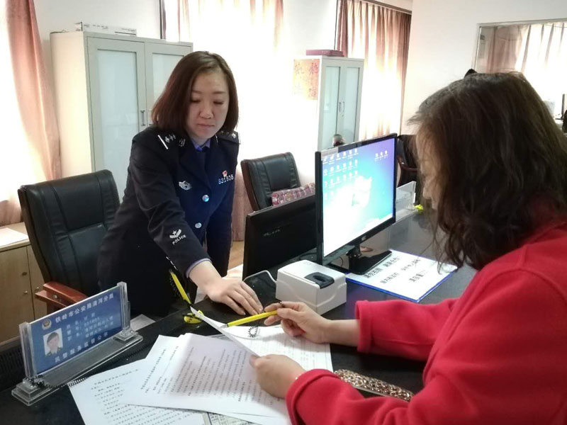 圖四，劉莉解答市民問(wèn)題