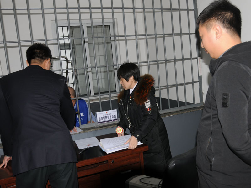 記者（右1）與趙丹（中）和成祥（左1）提審犯罪嫌疑人