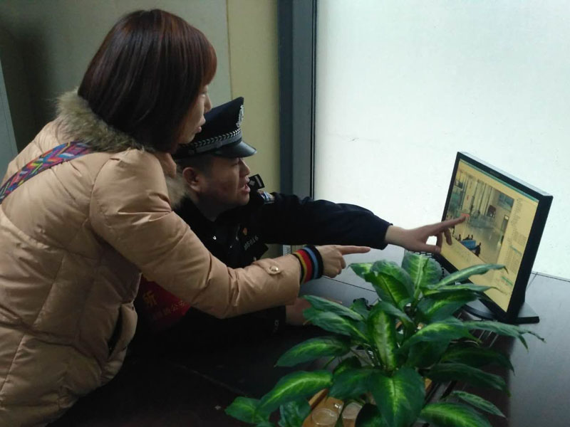 圖三，記者和高弘毅一起查看監(jiān)控