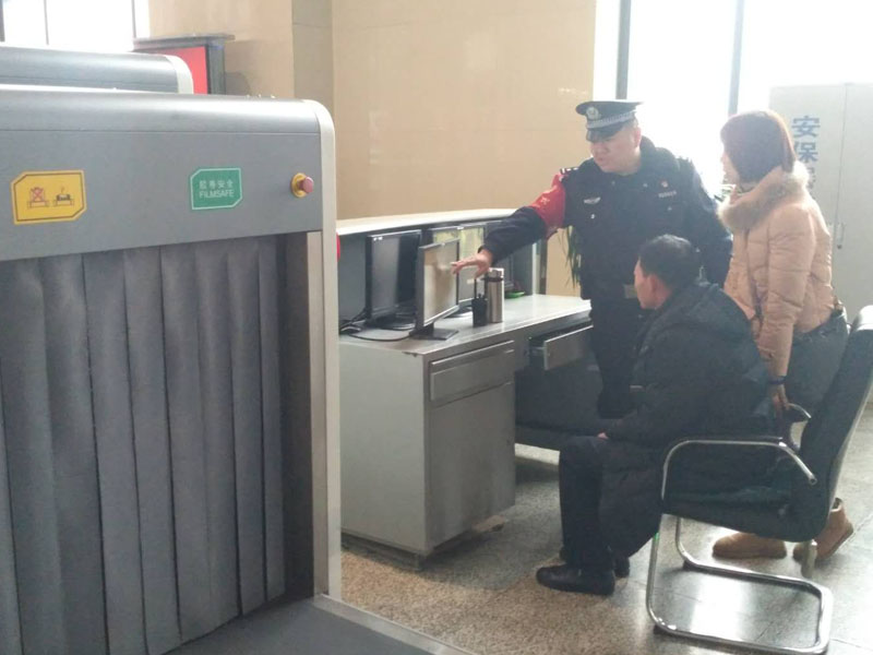圖四，記者體驗(yàn)安檢工作