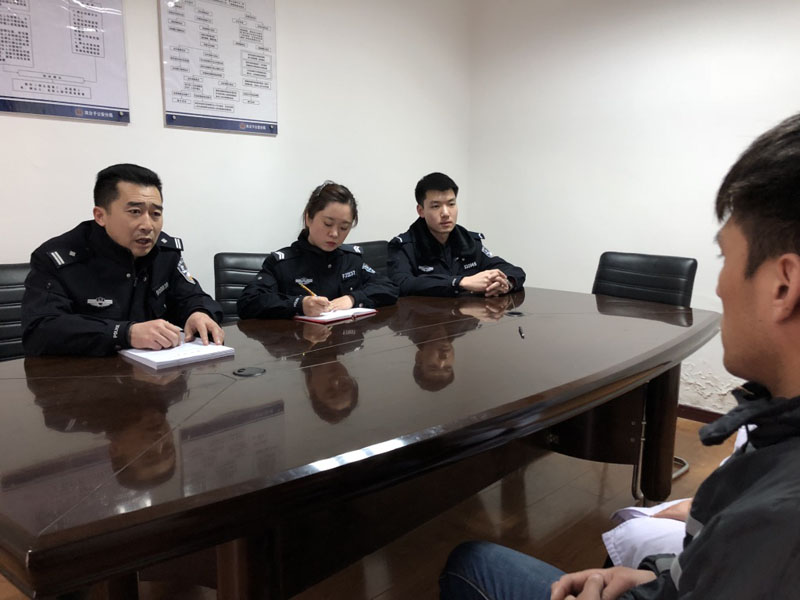 圖三：記者（左二）陪同民警劉士俊（左一）對吵架夫妻進(jìn)行調(diào)解