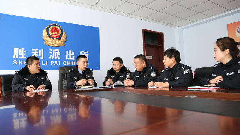 圖五：所長李兵（左二）同民警一起研討案情