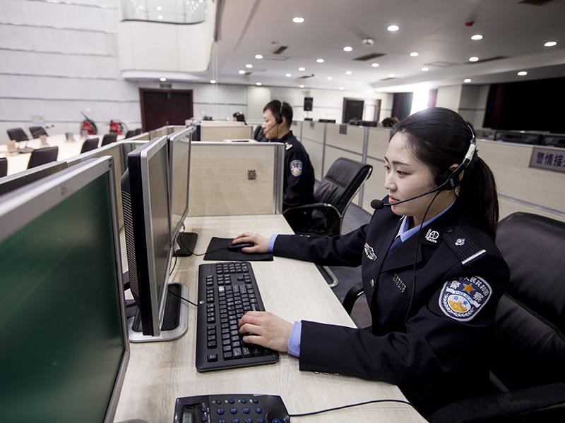 指揮中心民警查看警情