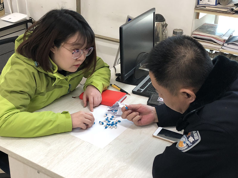 （圖一）食藥偵大隊(duì)民警對(duì)記者進(jìn)行崗前培訓(xùn)