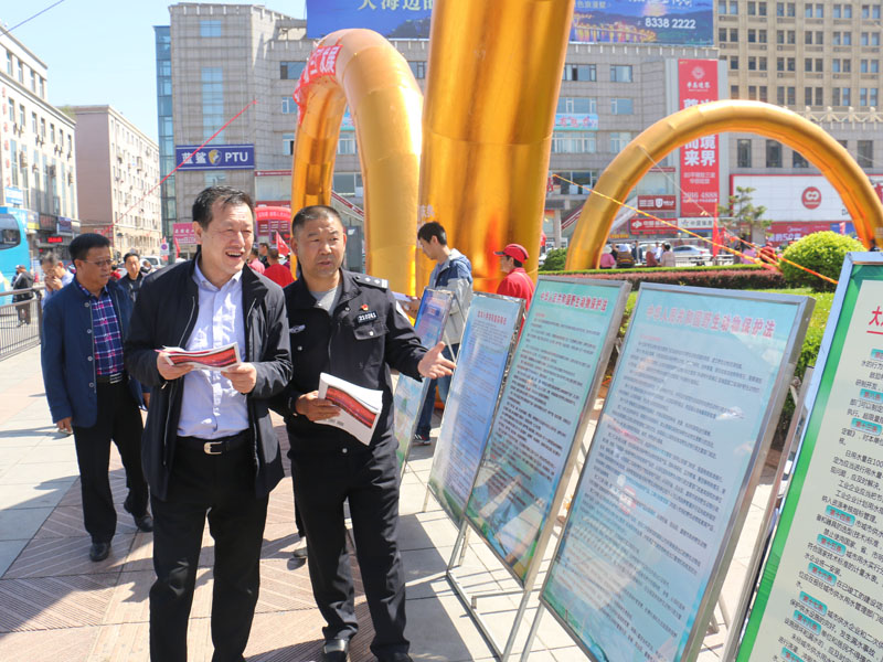 王繼曉（左二，最左邊的人裁掉）在活動(dòng)現(xiàn)場巡視1