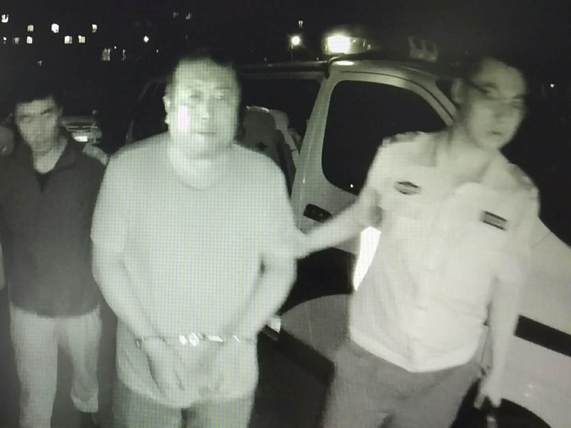 接到舉報后，法庫縣人民法院執(zhí)行局迅速出動，控制住被執(zhí)行人任立新