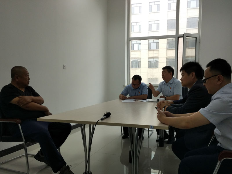 法庫縣人民法院執(zhí)行局組織申請執(zhí)行人與被執(zhí)行人見面，敦促被執(zhí)行人履行還款義務