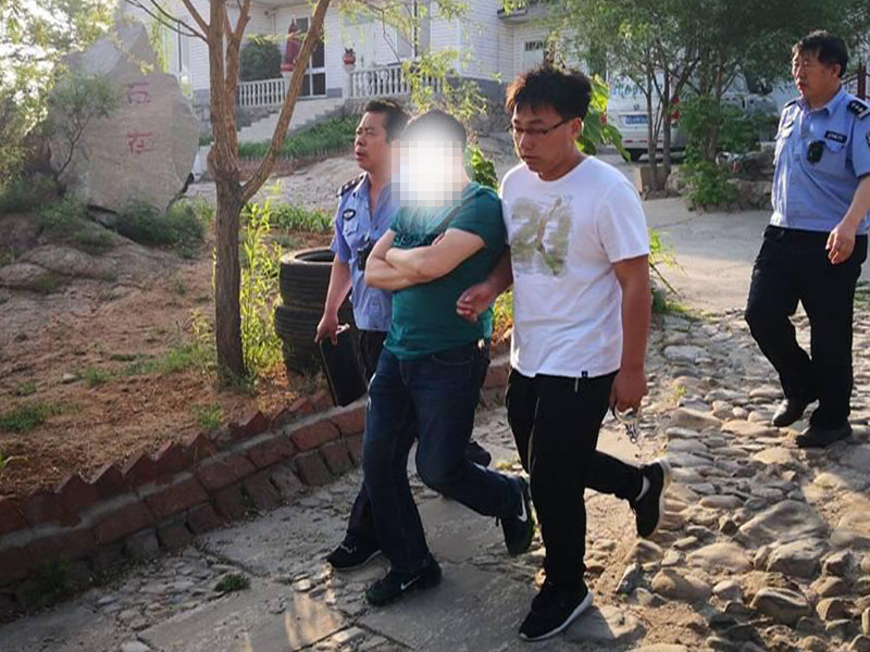 圖片:強(qiáng)制帶走“老賴(lài)”