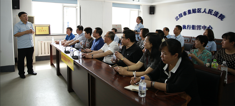 皇姑區(qū)法院院長(zhǎng)張立斌向代表委員們介紹執(zhí)行指揮中心