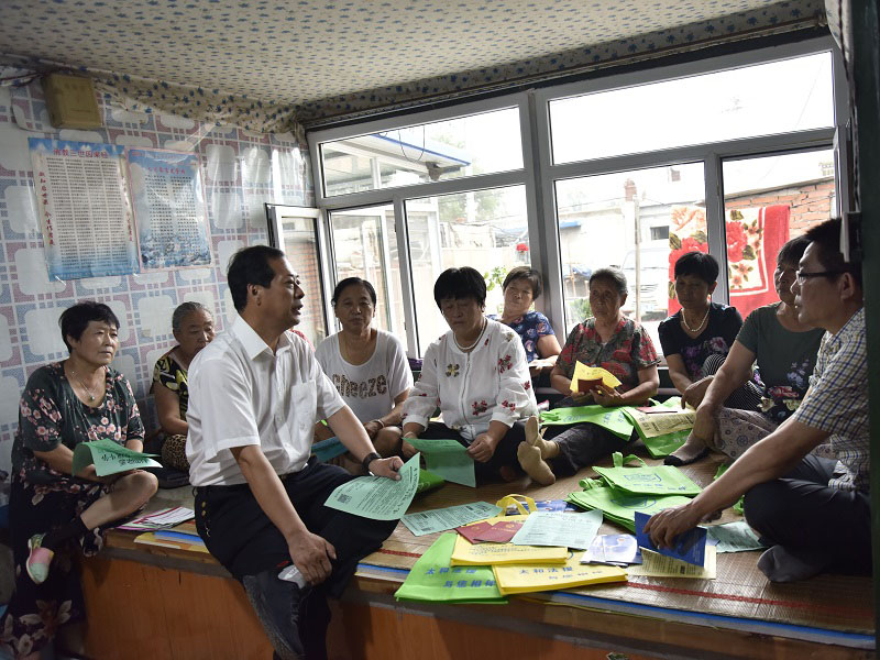 3走進(jìn)農(nóng)戶家進(jìn)行普法宣傳