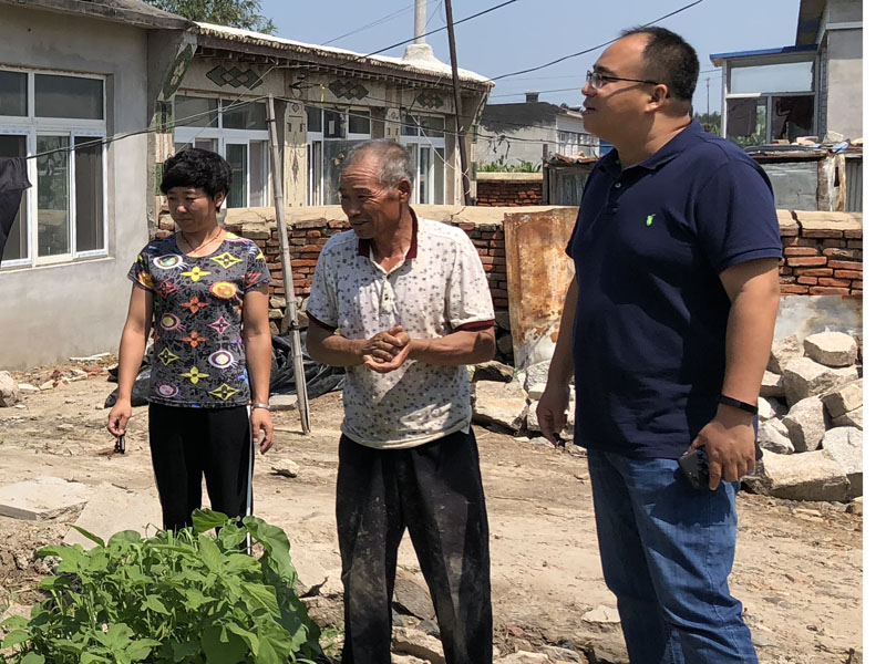 駐村書記王精仁（右一）在村民張玉家