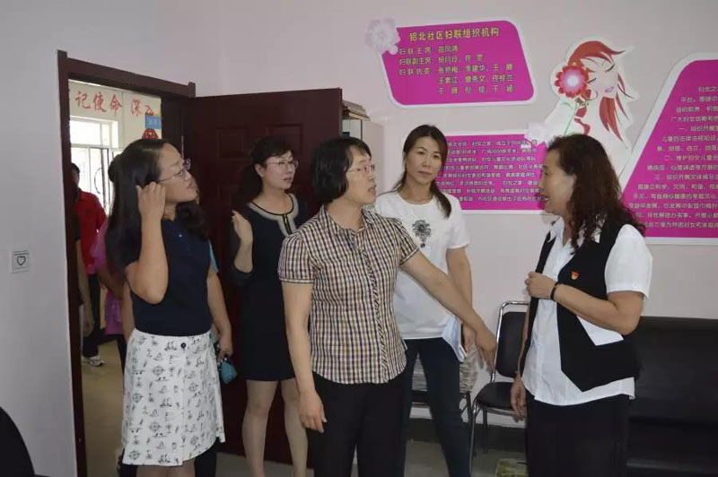 吳秋菊(中)在鋁北社區(qū)調(diào)研指導(dǎo)