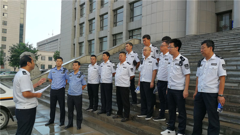 岫巖法院執(zhí)行局負(fù)責(zé)人閆永剛為干警們部署工作