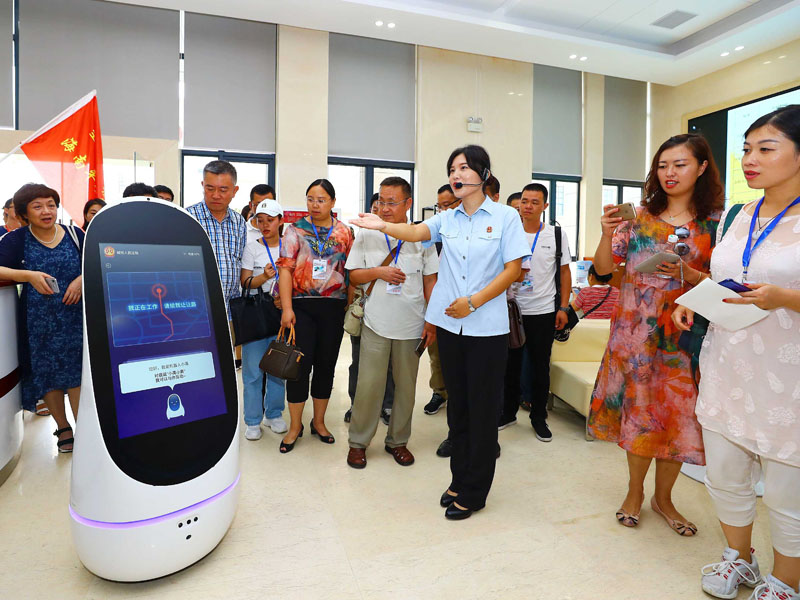 在三亞市城郊法院，工作人員向采訪團(tuán)成員介紹該院有關(guān)多元矛盾糾紛化解等有關(guān)工作。 記者 符傳問 攝