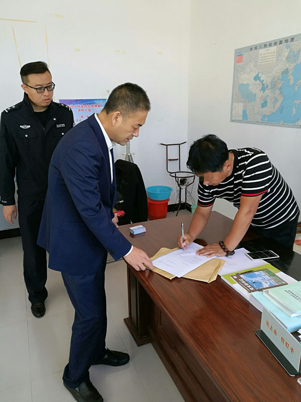 某村村委會(huì)工作人員配合康平縣法院執(zhí)行干警調(diào)查工作