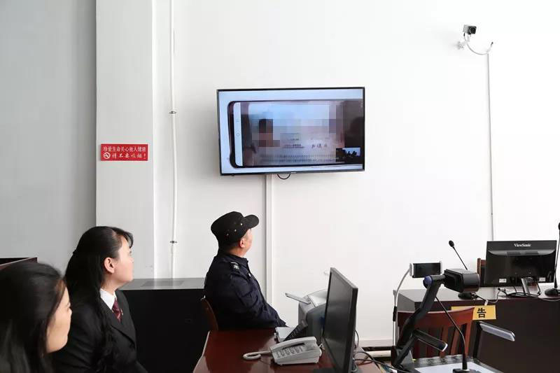 被告通過視頻舉證