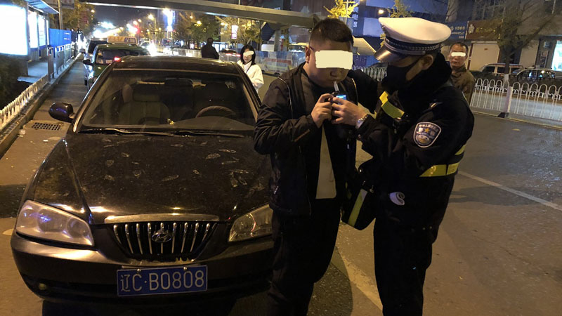 李某被攔停后接受酒精測試（車牌為偽造）