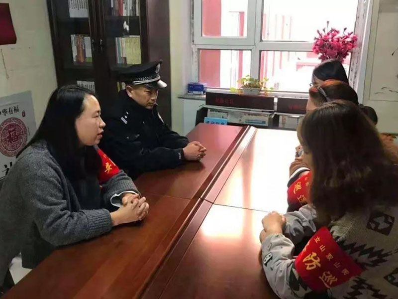 社區(qū)民警向“網格員”了解社區(qū)動態(tài)