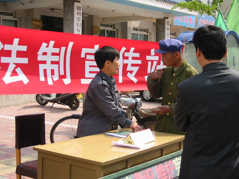 【今昔對比1】過去設(shè)立咨詢臺解答群眾法律咨詢