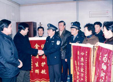 2000年12月，市公安局長侯振祥接受各出租車行代表贈送的錦旗