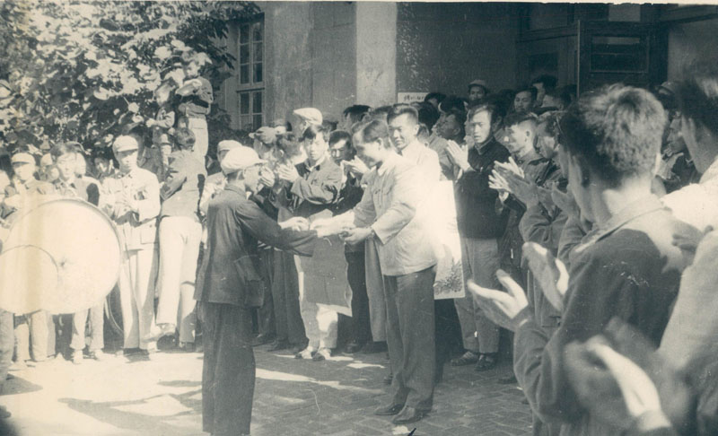 1958年10月10日，公安部在阜新召開參加生產(chǎn)保衛(wèi)生產(chǎn)全國經(jīng)濟保衛(wèi)現(xiàn)場會，會前市公安局副局長羅萍接受基層代表喜報。