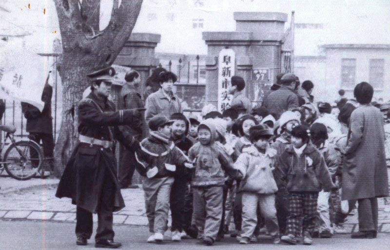 交通民警二十年如一日開展護送小學(xué)生活動