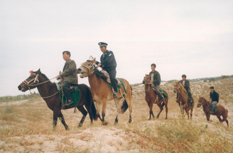 沙漠路少難行，民警為開展工作，堅持騎馬巡邏