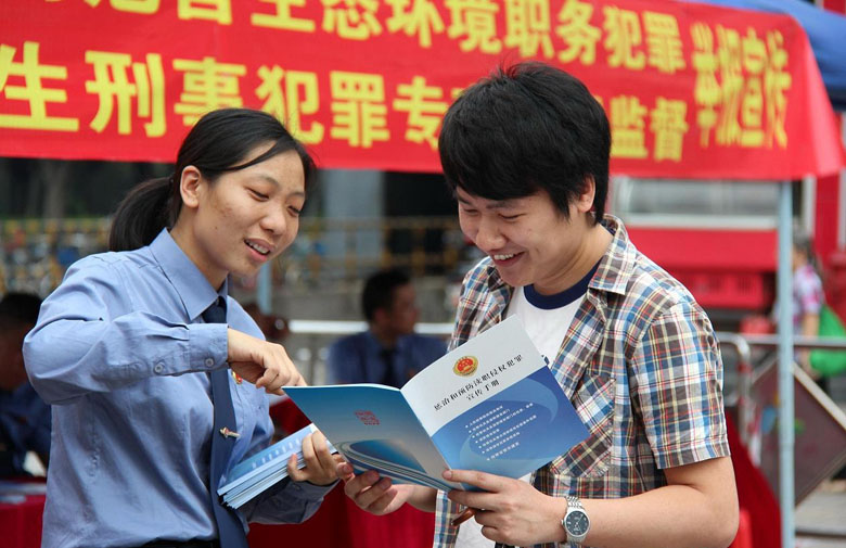 配文2：2013年9月，遼陽(yáng)市檢察院偵查監(jiān)督處干警為群眾講解預(yù)防犯罪手冊(cè)