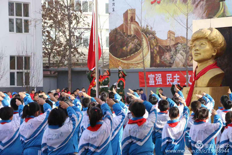 錦州市古塔區(qū)士英小學(xué)的晨讀憲法活動(dòng)。特約記者 孫松玲 本報(bào)記者 蔡冰 攝