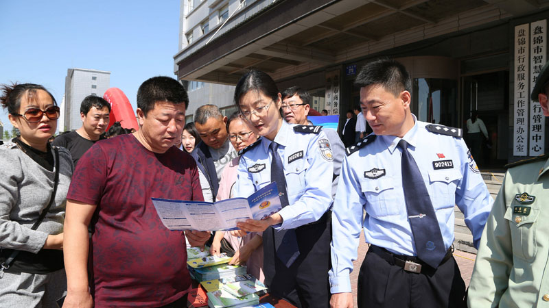 2017年5月15日，興隆臺公安分局開展優(yōu)化營商環(huán)境宣傳活動