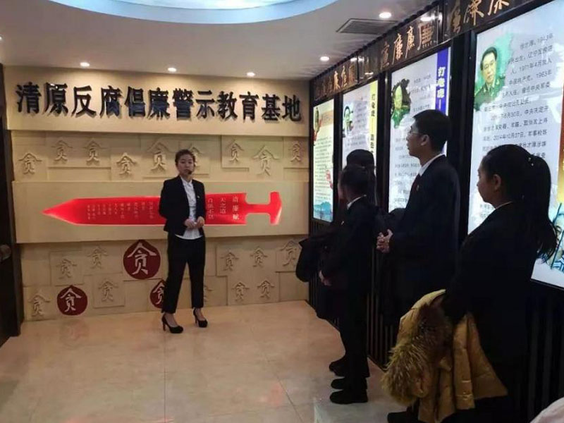 干警們?cè)谡J(rèn)真聽講解