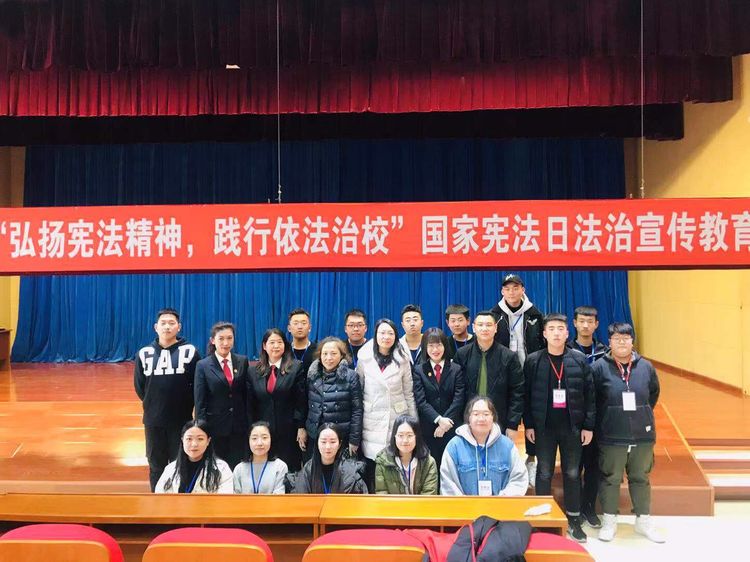 活動現(xiàn)場，法官們與學生代表合影留念