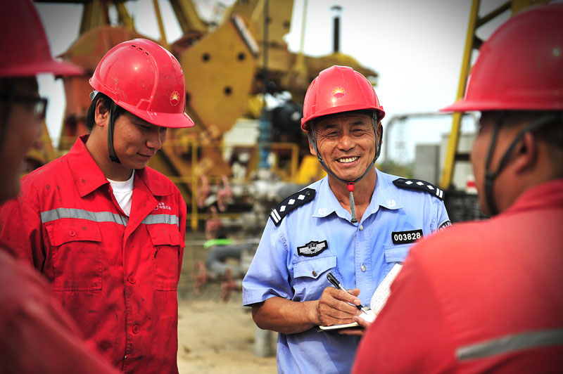 6、遼河公安局將服務(wù)油田作為永不懈怠的政治責(zé)任，推出系列服企便民舉措。遼河油田被譽(yù)為全國(guó)治安秩序最好的油氣田。