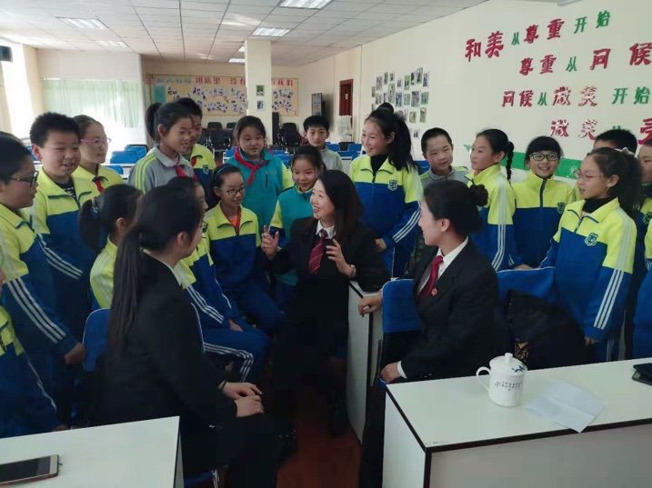 法官們與學(xué)生們進(jìn)行親密互動(dòng)