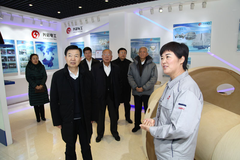 張學(xué)群向人大代表張桂榮了解企業(yè)生產(chǎn)經(jīng)營(yíng)情況