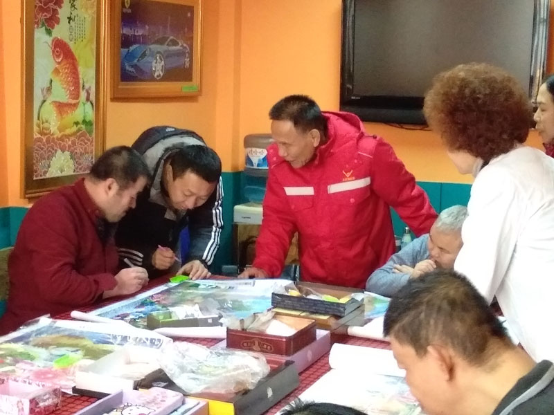 記者學(xué)著做鉆石畫