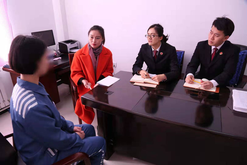 和未成年服刑人員進(jìn)行幫教談話