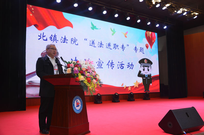 魏巍在為同學(xué)們講課