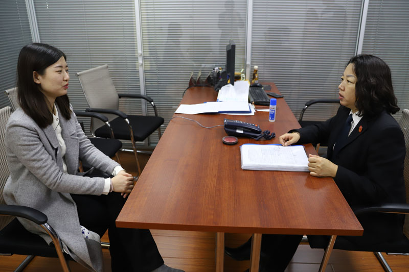 張宏穎(右)正在接待當(dāng)事人