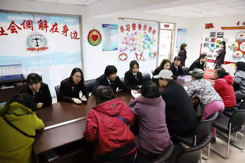 志愿者們?yōu)槿罕娊獯鸱勺稍? style=