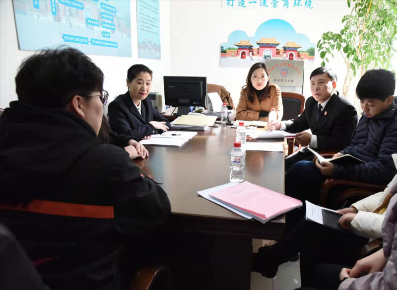 張立斌院長（右二）接待當(dāng)事人并解答問題