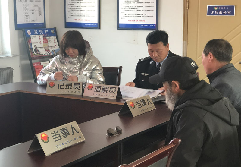 李家新（左二）調(diào)解村民糾紛，記者（左一）認(rèn)真記錄