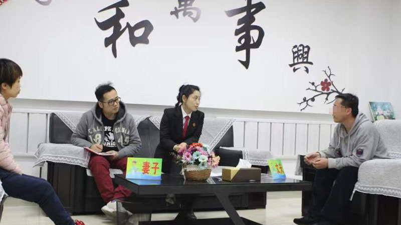 記者（左二）與法官張楊在家事調(diào)解室中開導夫妻二人